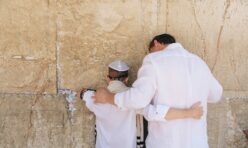2 אנשים מתפללים בכותל
